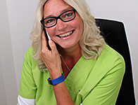 Foto einer Arzthelferin am Empfang in der Praxis Bastian Reimer